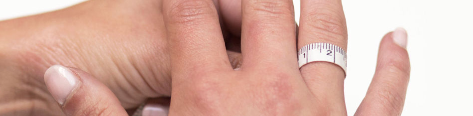 How to determine the ring size during engagement ring shopping?