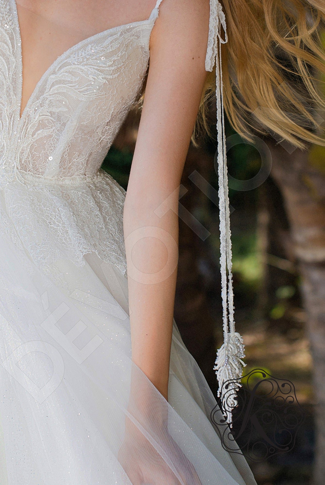 Lunariya A-line Deep V-neck Milk Wedding dress