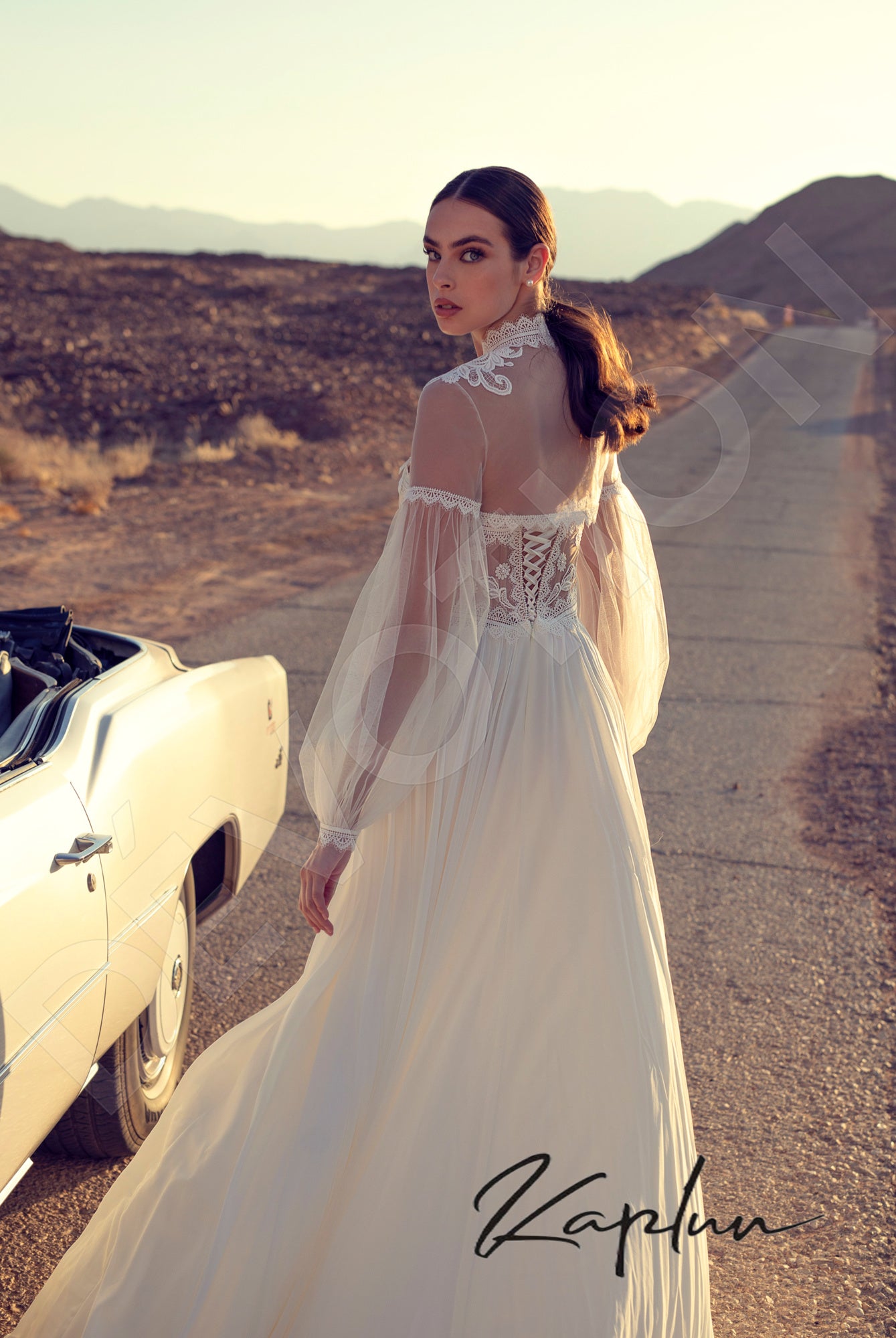 Itery A-line High neck Milk Wedding dress