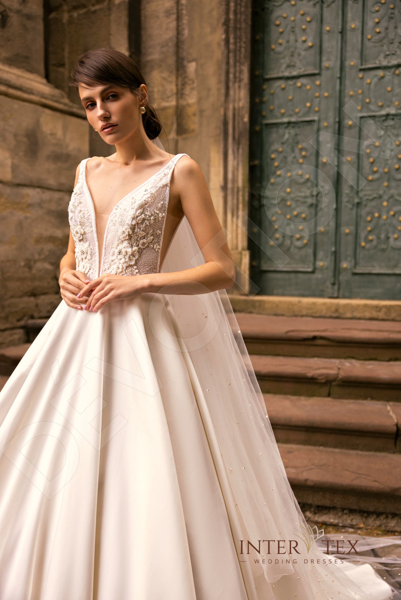 Ide A-line Deep V-neck Milk Wedding dress