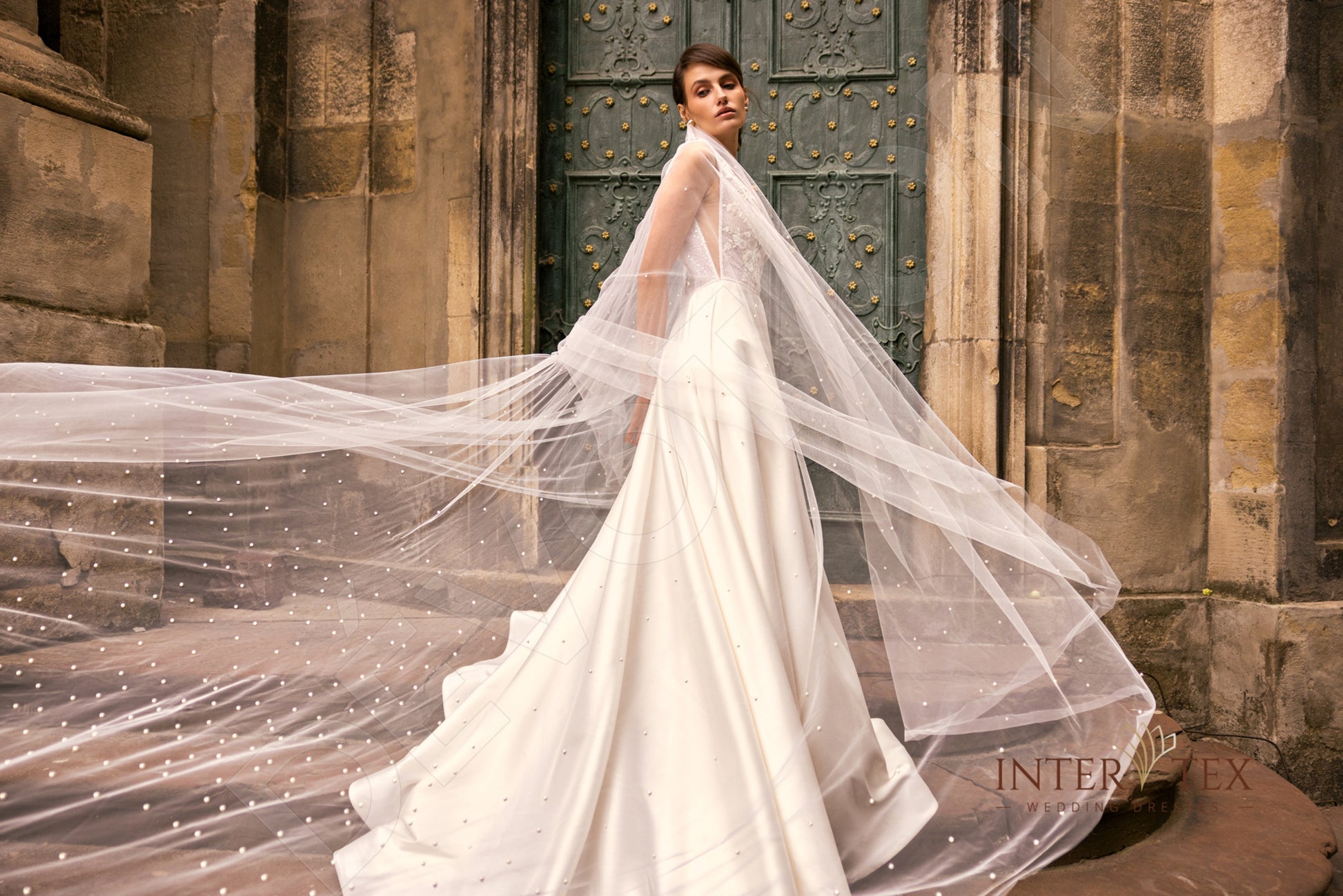 Ide A-line Deep V-neck Milk Wedding dress