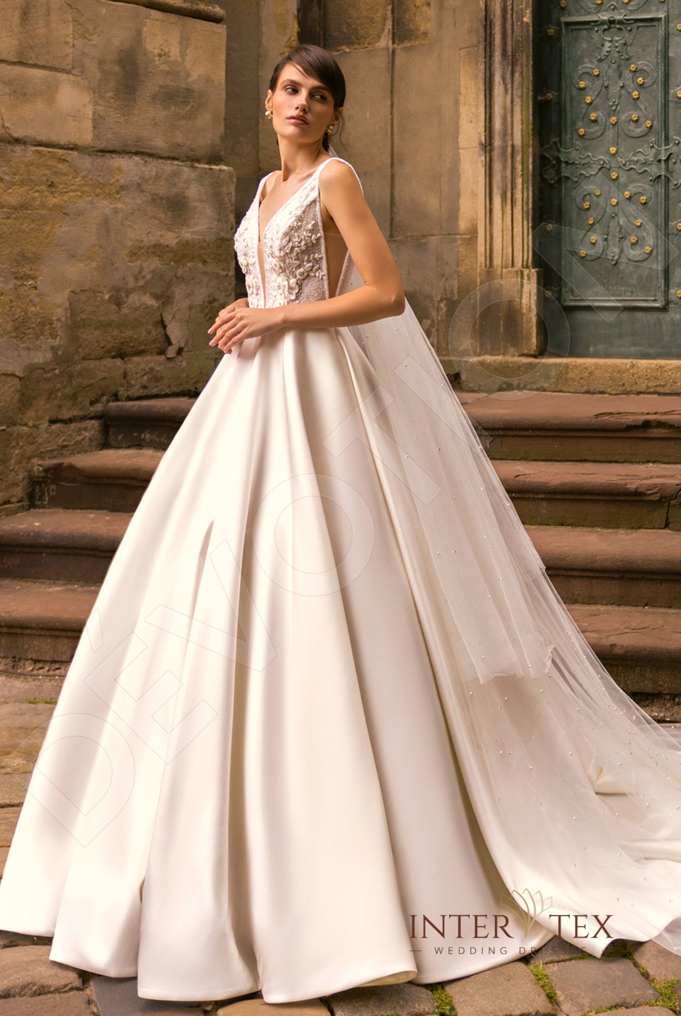 Ide A-line Deep V-neck Milk Wedding dress